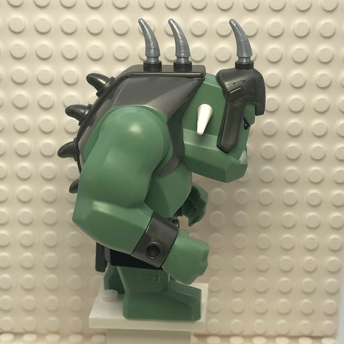 Fantasy Era, Troll, Sand Green with Pearl Dark Gray Armor, 2 White Horns and 3 Pearl Light Gray Horns, cas376