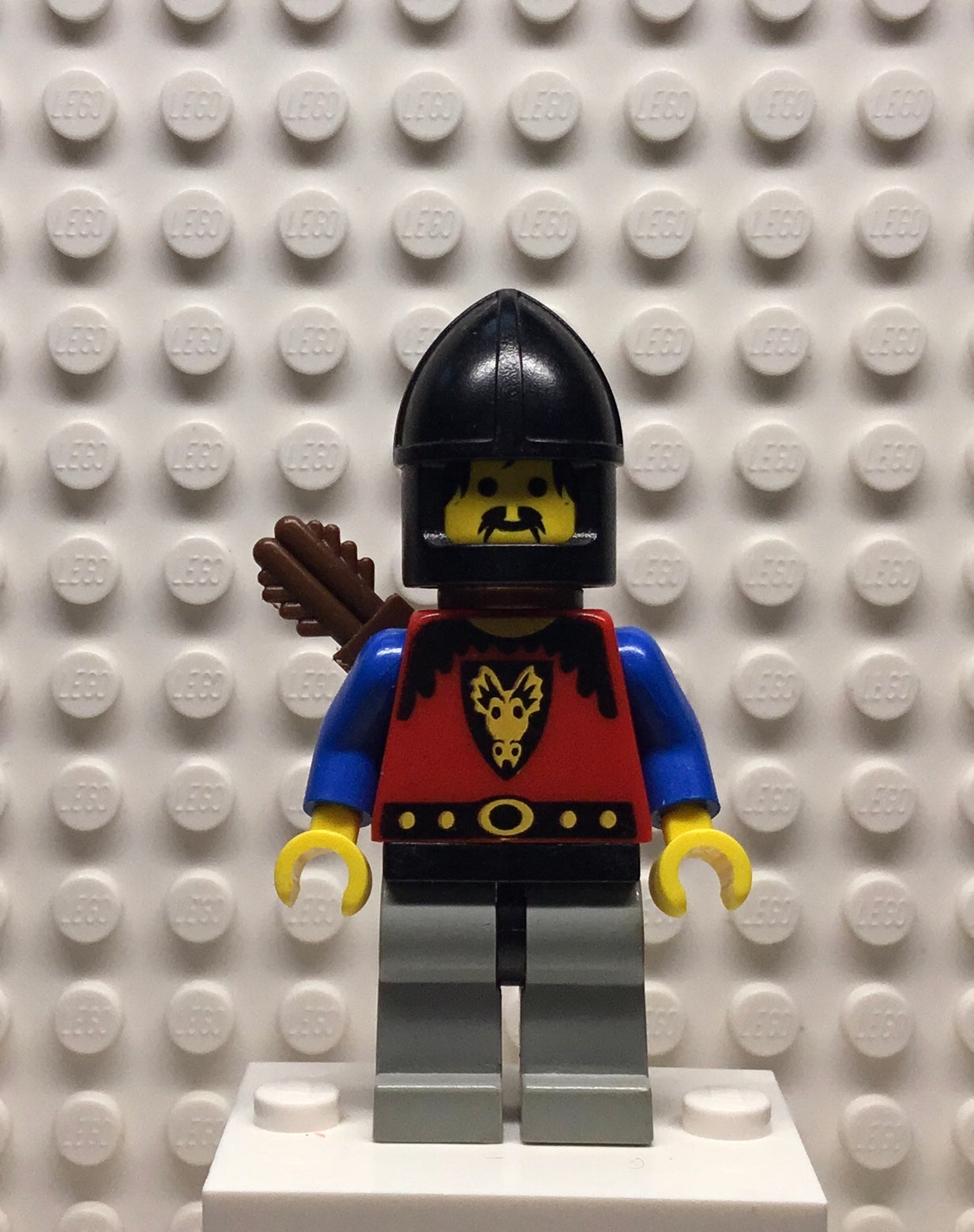 Dragon Knights, Knight 1, Light Gray Legs with Black Hips, Black Chin-Guard, Quiver. cas245