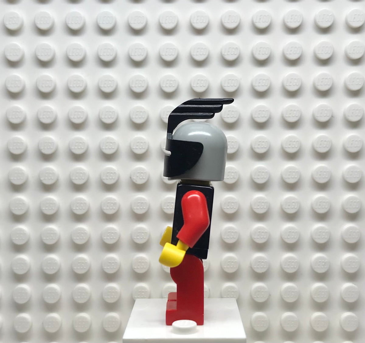 Classic Knights Tournament Knight Black, Red Legs with Black Hips, Light Gray Helmet, Black Visor, cas007